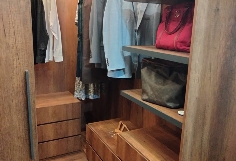 CS walk-in wardrobe - display storage