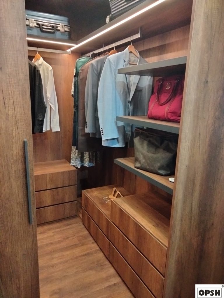 Walk-in wardrobe system with open shelving