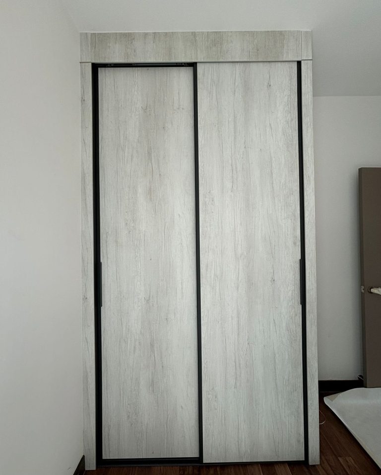 watermark @ robertson quay wardrobe room one